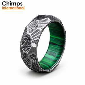 Anillo de Acero de Damasco Chimps International con Incrustaciones de Malaquita Verde, Anillo de Boda Geométrico Facetado para Hombre - Product Image 1
