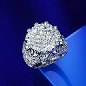 Anillo de lujo para hombre de plata 925 con diamante cultivado en laboratorio y diseño de múltiples piedras redondas para minoristas de joyería. - Product Image 1