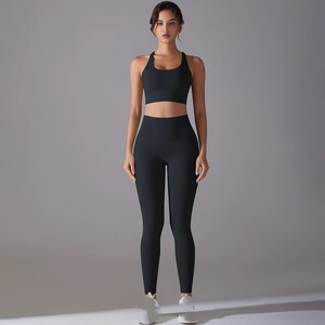 Ensemble de yoga noir sans coutures 2 pièces : Legging taille haute et crop top dos nu sans manches, en Spandex et Polyester imprimé extensible quadridirectionnel - Product Image 2