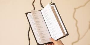 ที่ใส่เมนูหนังแท้สุดหรูพร้อมโลโก้สั่งทำ ดีไซน์พับได้ ใช้งานสะดวก ปลอดภัย เหมาะสำหรับร้านอาหาร คาเฟ่ โรงแรม รุ่น LMC-0173 - Product Image 2