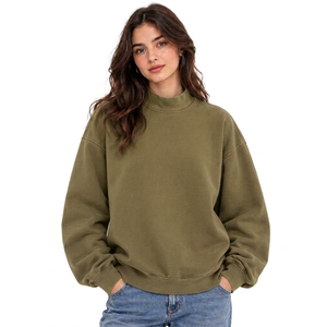 Sudadera de cuello alto para mujer de marca privada, de forro polar grueso, con logo gráfico estampado en relieve, hombros caídos y acabado lavado. - Product Image 2