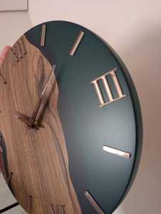 Reloj de Pared Moderno de Madera con Números Romanos, Detalles Verdes, Acabado Pulido, Reloj Decorativo para Sala de Estar, Oficina en Casa, ANURAG - Product Image 3