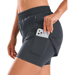 Shorts de course 2 en 1 gris foncé taille haute pour femme, shorts de sport fluides en polyester à séchage rapide avec poche zippée - Product Image 2