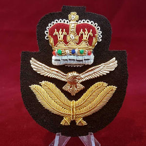 Écussons brodés sur mesure de qualité supérieure avec fil de bullion, épingles de sécurité, logo personnalisé, tissu sergé doré - Product Image 2