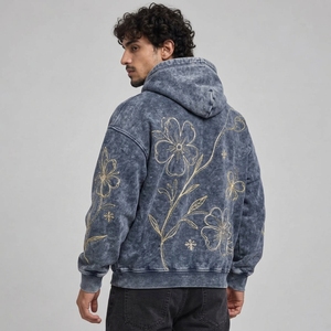 Sweat-shirt brodé pour homme, avec détails brodés élégants, pour un design confortable, idéal pour les sorties décontractées et les voyages. - Product Image 2