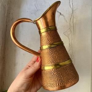 เหยือกทองแดงลายตอก ดีไซน์สวยงาม เหมาะสำหรับรับรองแขกและโอกาสพิเศษ เหยือกน้ำตกแต่งจากอินเดีย - Product Image 4