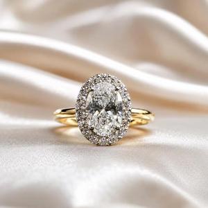 Anillo de compromiso de diamante blanco de corte ovalado en oro amarillo macizo con halo de pavé redondo brillante y banda lisa clásica con engaste de puntas. - Product Image 1