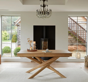 Ensemble de table à manger en teck massif moderne Per Se, 6 pièces, avec base à pieds croisés, chaise rembourrée, design minimaliste pour usage hôtelier - Product Image 2