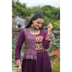 Robe de soirée à plusieurs niveaux brodée Kutchi Gamthi, spéciale Navratri - Product Image 6