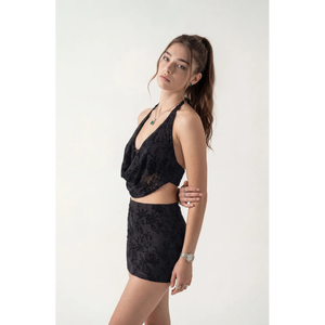 Ensemble coordonné Midnight Floral Devore Halter & Mini Skirt en velours noir et rose brûlé, col drapé - Product Image 2