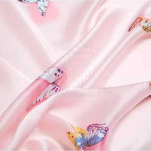 Écharpe en soie de luxe fabriquée au Pakistan, tissu respirant et doux, élégante, pour les voyages décontractés et le port au bureau. - Product Image 5
