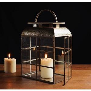 Lanterne à bougie en métal et verre de style luxueux, au design attrayant et de bonne qualité, pour la décoration intérieure et extérieure. Disponible. - Product Image 1