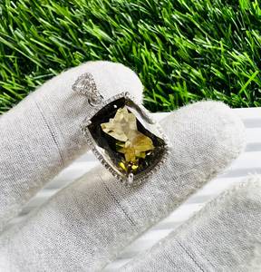 TASBIYA GEMS - Colgante Minimalista de Plata de Ley 925 con Cuarzo Verde Dorado para Mujer, Certificado por Terceros, Ideal para Aniversario - Product Image 3