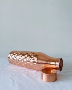 Bouteille d'eau en cuivre de qualité supérieure, design martelé diamant, vaisselle ayurvédique MUAWIYAH HANDICRAFT au meilleur prix - Product Image 6