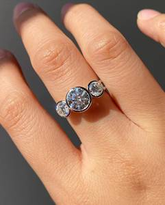 Bague à double sangle en argent sterling 925 original avec trois pierres de moissanite taille ronde, cadeau d'anniversaire raffiné pour les fêtes - Product Image 1