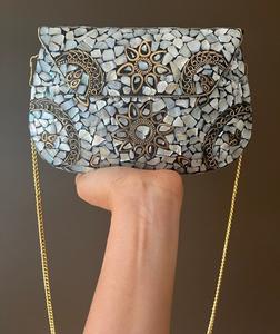 Bolso de hombro hecho a mano con mosaico dorado, con incrustaciones de metal y correa de cadena, ideal para fiestas y atuendos étnicos. - Product Image 1