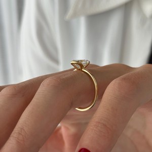Bague de fiançailles minimaliste moderne en or jaune 18 carats avec diamant de laboratoire allongé de 2 carats, taille coussin, demi-sertissage, certifiée IGI - Product Image 2