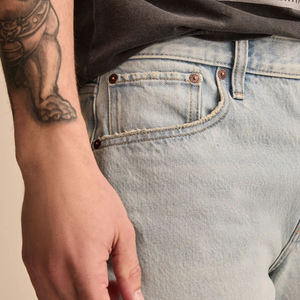 Shorts en jean délavé brodé pour homme, coupe droite, taille mi-haute, style streetwear décontracté, bords bruts, en coton, avec poches, pour l'été - Product Image 4