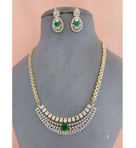 Ensemble collier et boucles d'oreilles plaqué or de qualité supérieure, orné de pierres, pour mariage et occasions festives, collection pour femmes. - Product Image 1