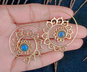 ต่างหูห่วงลายพระอาทิตย์ทำมือประดับด้วยลาบราดอไรต์สีทอง สไตล์โบโฮชนเผ่า ดีไซน์โดดเด่น ขายส่ง - Product Image 1