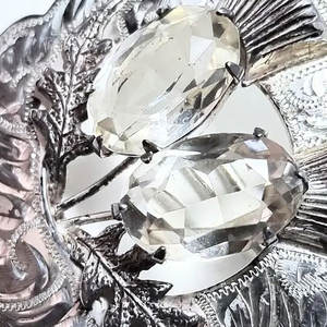 Broche écossaise vintage à motif écossais, avec deux pierres de cristal de roche à facettes - Cadre en forme de dodécágone, pour tenues traditionnelles tartan et kilt - Product Image 6