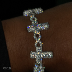 Bracelet de luxe chrétien pour homme en argent sterling plaqué rhodium, avec pavé de moissanite VVS, maillons en forme de croix et de chaîne, et fermoir boîte - Product Image 2