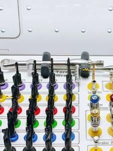 ชุดเครื่องมือเจาะฝังรากเทียมทางทันตกรรมระดับมืออาชีพ พร้อมประแจแรงบิด ชุดดอกสว่านผ่าตัดแบบมีไกด์ สำหรับใช้ในงานปลูกฝังรากเทียม จัดส่งฟรี - Product Image 4