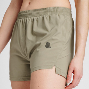 Shorts décontractés pour femme, vert olive, taille haute élastique, séchage rapide, anti-boulochage, tricoté uni, 100% coton, coupe droite, logo sur la jambe droite - Product Image 1