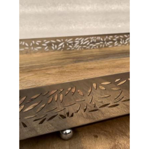 Bandeja rectangular de madera con bordes metálicos plateados con diseño de palmera y patas de bola, perfecta para decoración tropical del hogar y para servir. - Product Image 6