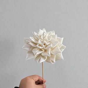 Flor de Madera Sola Dahlia Tessellation Hecha a Mano y Sostenible, 8.5 CM, con Varilla de Fibra Vegetal de Sesbania - Product Image 3