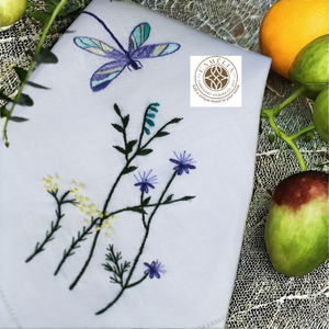 Elegante libélula con flores moradas bordadas en servilletas de lino, que añaden un toque botánico ligero a los momentos de comedor acogedores. - Product Image 4