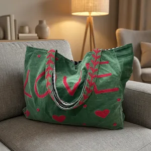 Elegante Bolso de Hombro de Terciopelo con Bordado Suzani |   Bolso Étnico Hecho a Mano para Mujer |   Bolsa de Uso Diario Duradera y Moderna - Product Image 6
