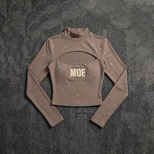 Chemisier court Y2K à col roulé pour femme, orné de strass, brodé avec logo personnalisé, découpe avant, style serviette, vente chaude - Product Image 3