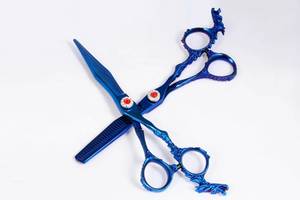 กรรไกรตัดผมมืออาชีพ Morje Surgical Blue ผลิตจากสแตนเลสสตีล 440C ใบมีดคม ด้ามจับขนาดกลาง สำหรับคนถนัดขวา - Product Image 5