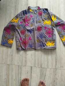 Veste d'hiver pour femme en velours brodé Suzani, style floral bohème ethnique, confectionnée à la main par un artisan indien, vente en gros pour l'exportation - Product Image 3