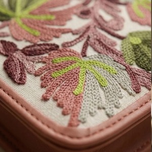 Bolso de mano tipo bandolera con bordado Crewel de Cachemira — Crema con detalles en morado y hoja de Chinar oliva - Product Image 4