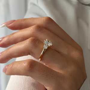 Anillo de Tres Piedras con Diamante de Laboratorio Redondo Brillante de 2 Quilates, Corte E VVS2, en Oro de 14k, Certificado IGI - Product Image 2