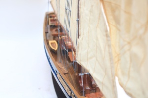 Modèle de voilier en bois peint à la main Bluenose II - Yacht canadien - Cadeau d'affaires et décoration intérieure haut de gamme Feng Shui - Product Image 5