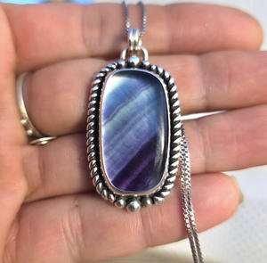 Colgante de plata de fluorita púrpura minimalista de diseño elegante hecho a mano, joyería fina de inspiración vintage con plata de ley - Product Image 2