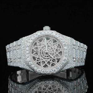 Reloj de Diseño Antiguo con Movimiento de Cuarzo en Tono Dorado, Cristal de Moissanita de 41 mm, Números Arábigos, Manecillas con Indicadores, Totalmente Cubierto de Piedras Preciosas, Acero Inoxidable - Product Image 3