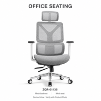 Chaise de bureau gris entièrement en maille avec cadre blanc, support lombaire divisé, appui-tête et base à roulettes polies pour mobilier de bureau