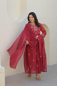 Ensemble traditionnel rose en coton brodé à séchage rapide pour femme, coupe trapèze longueur genou avec dupatta, ajustement régulier, printemps été automne - Product Image 4