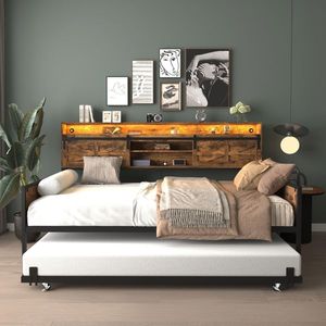Letto a giorno matrimoniale in stile rustico con letto estraibile, testiera con porta scorrevole a persiana, stazione di ricarica LED e telaio letto - Product Image 4