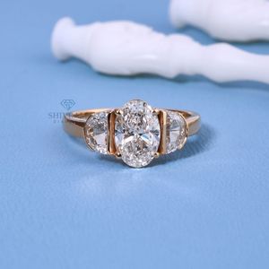 Anillo de oro con diamante de laboratorio de corte ovalado de lujo Shivram para mujer, certificado por IGI, color E, con piedras laterales en forma de media luna, joyería de compromiso. - Product Image 1