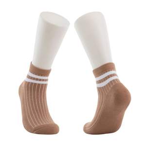 Paire de chaussettes côtelées marron clair avec détail rayé blanc, style rétro, décontractées, en coton biologique respirant - Product Image 1