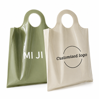 Sac de shopping en plastique PE brillant imprimé sur mesure avec poignée ronde découpée, sac de transport réutilisable pour l'emballage de détail