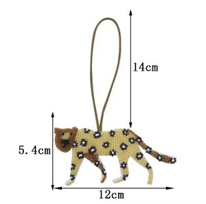 พวงกุญแจม้าสีเหลืองขาวทำมือสไตล์วินเทจประดับเพชรหลากสีพร้อมจี้ตัวอักษรภาษาอังกฤษแบบสายคล้องข้อมือ - Product Image 2