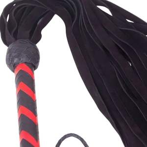 Flogger de cuero de oveja hecho a mano con mango grueso, hebilla de acero, correa de muñeca de 2.5 cm de ancho con estampado por transferencia térmica para control. - Product Image 5