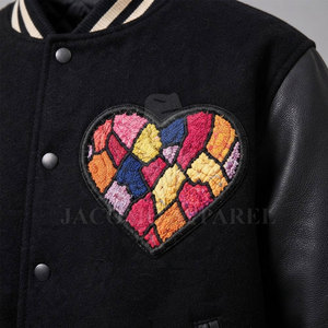 Veste universitaire décontractée pour homme avec manches en cuir, patch brodé personnalisé, corps en mélange de laine et boutons-pression, style universitaire - Product Image 5