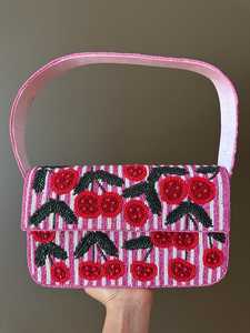 Bolso de mano con cuentas de cereza rosa: Bolso de noche artesanal y llamativo - Product Image 4